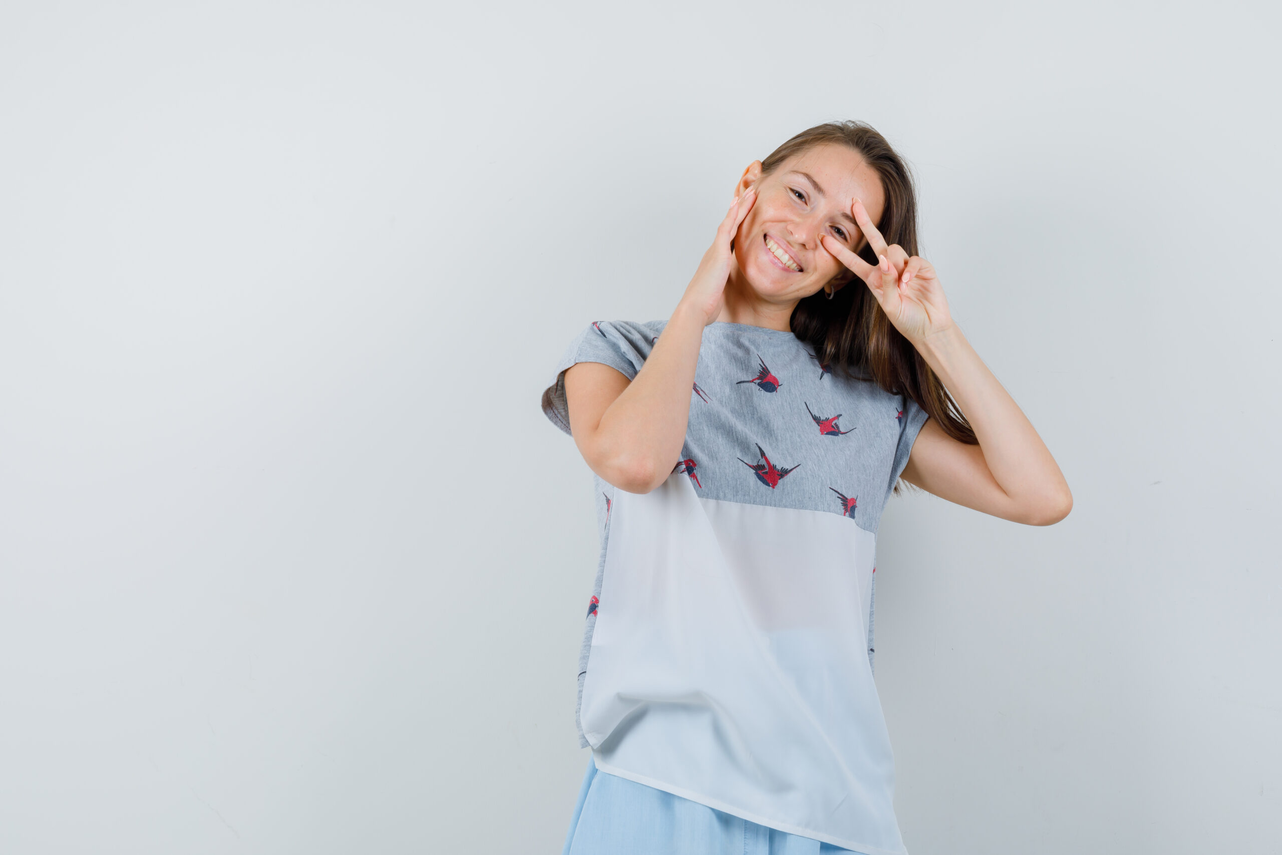 moça jovem com camiseta estampada por tintas sublimáticas